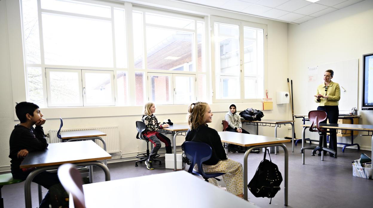 La primera ministra de Dinamarca en un colegio el pasado abril