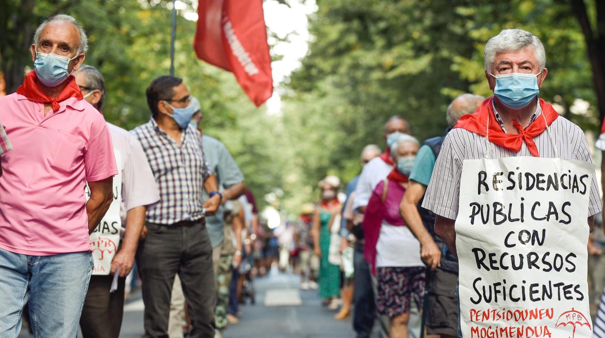 Los pensionistas marcharon ayer en el centro de Bilbao y reclamaron atención también al drama de las residencias de ancianos