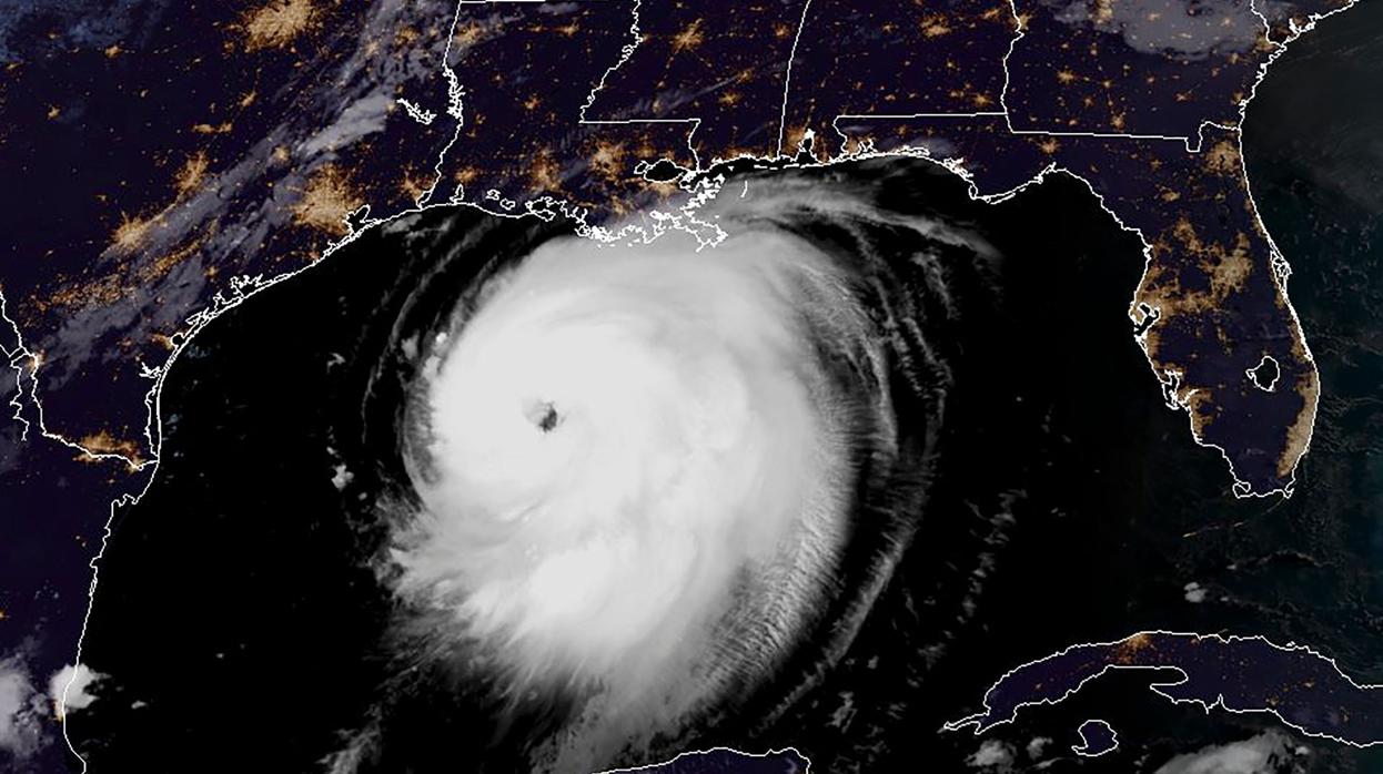 Imagen vía satélite del huracán Laura ayer miércoles por la tarde