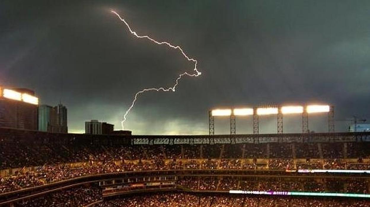 Imagen de archivo de un rayo sobre un estadio en Denver, Colorado (EE.UU.)