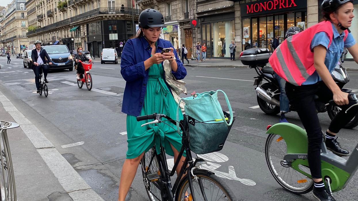 Ciclistas en las calles de París, la nueva normalidad