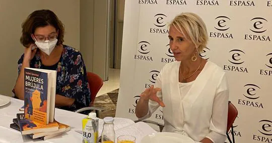 Isabel Sánchez (drcha.) participó esta semana en encuentros con periodistas en Madrid para presentar su libro, editado por Espasa