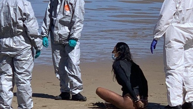 En vídeo: Detienen a una mujer con coronavirus que se saltó el confinamiento para practicar surf en la Zurriola