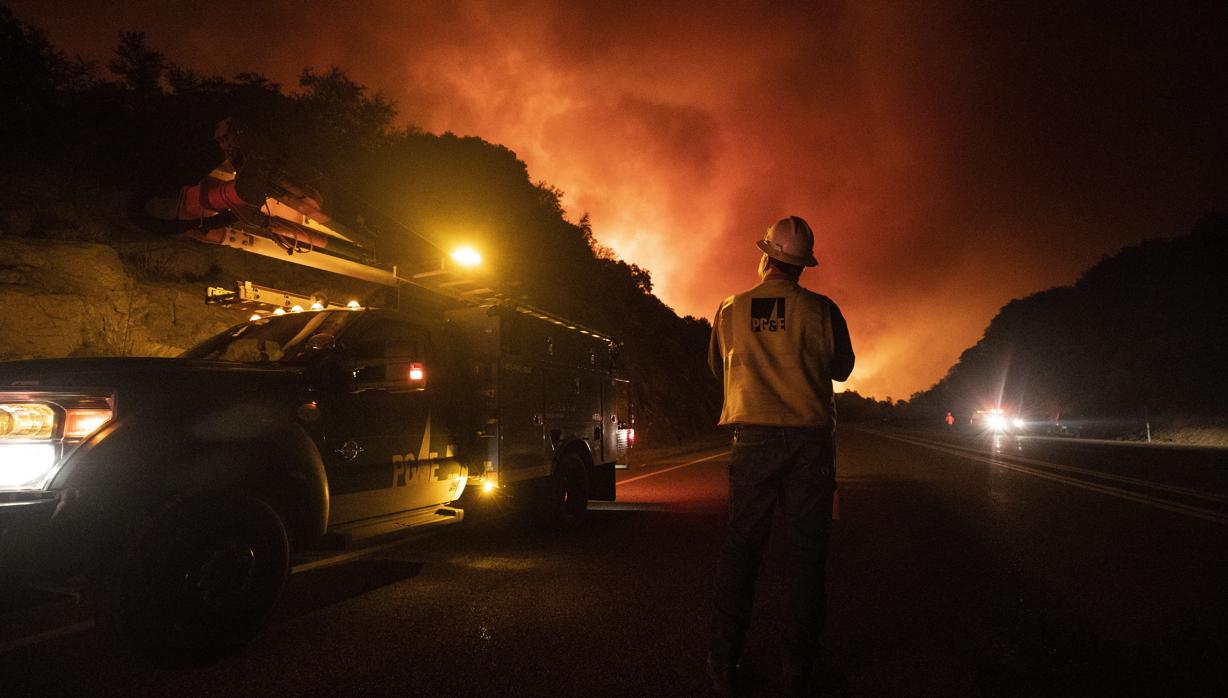 Uno de los fuegos activos en un bosque de California