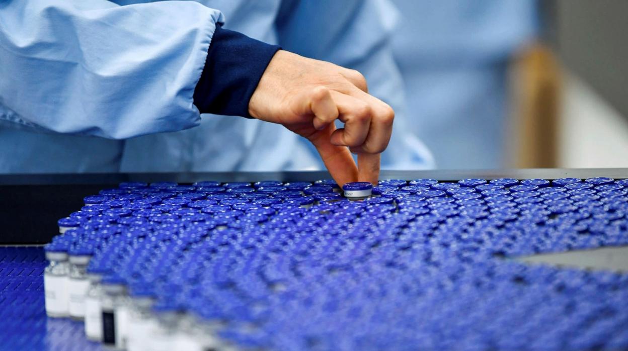 Pedro Duque señala que la fabricación de las vacunas «no se está deteniendo»