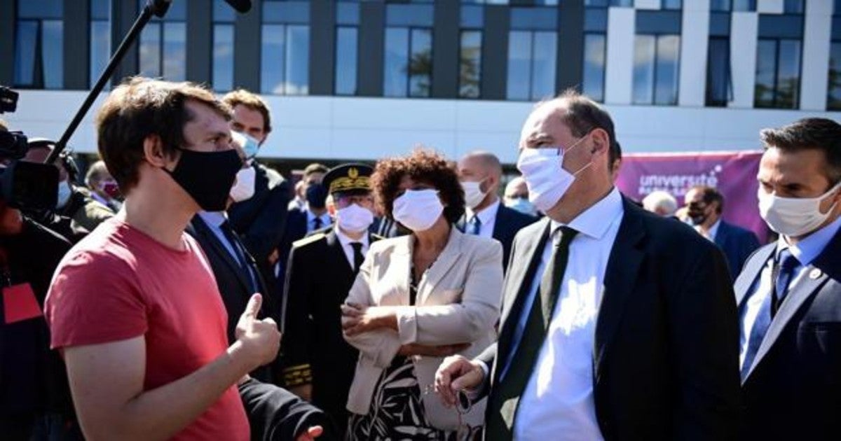 El primer ministro francés Jean Castex habla con un estudiante durante una visita a la Universidad de Saclay (París)