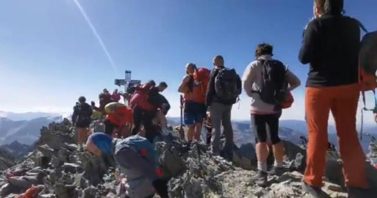 Largas filas de montañistas sin mascarilla en la Pica d’Estats en el Parque Natural del Alto Pirineo este fin de semana