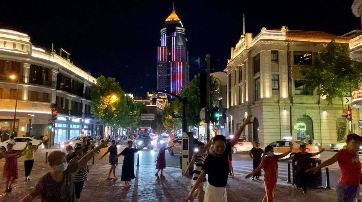 Un grupo de mujeres, muchas sin mascarilla, baila en una plaza en Wuhan, que fue el epicentro del coronavirus