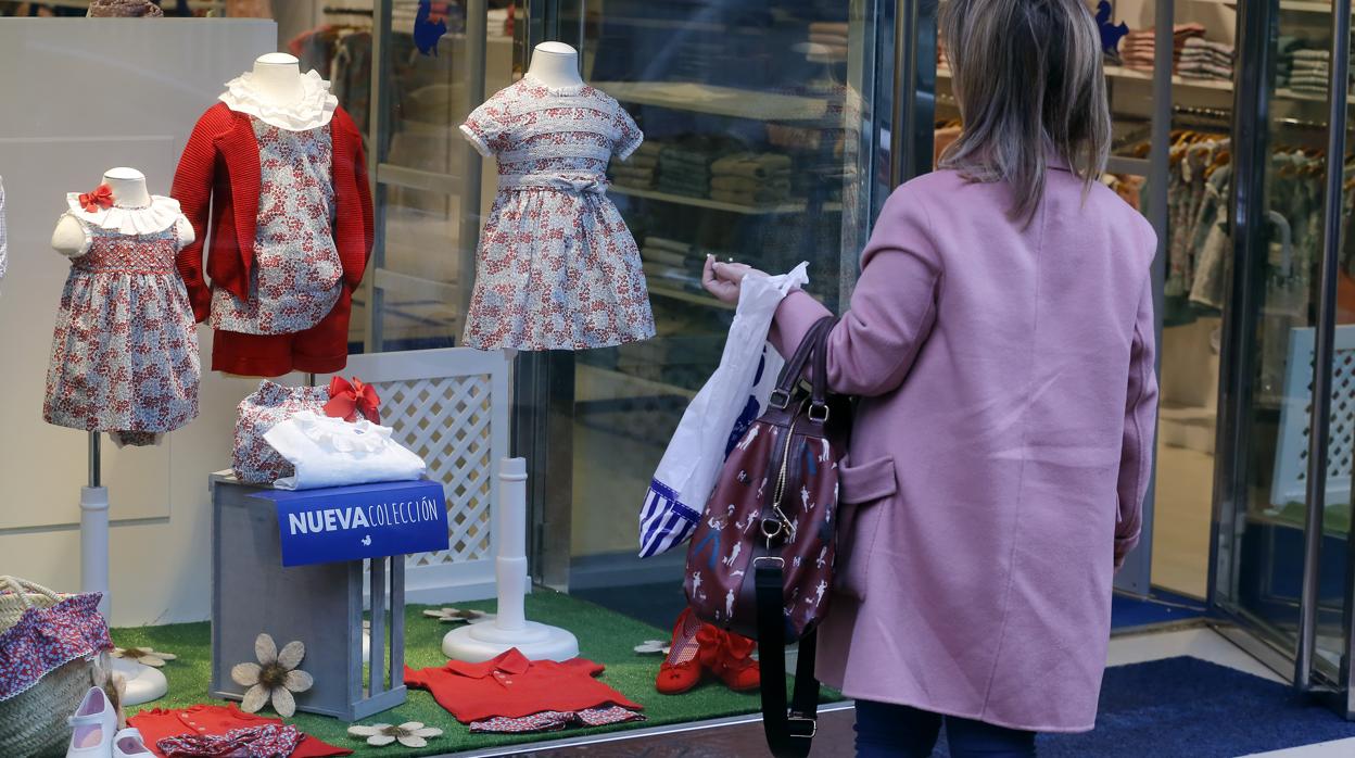 Una mujer frente al escaparate de una tienda en Córdoba