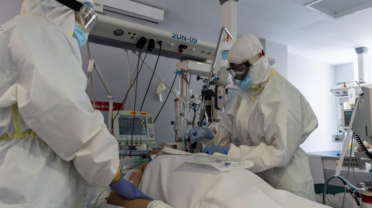 Un paciente con coronavirus ingresado en la UCI del Hospital Clínico San Carlos la pasada primavera