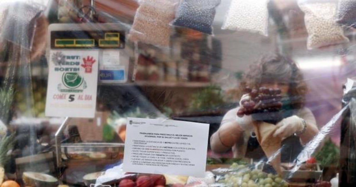 Un puesto del mercado del Casco Viejo de Pamplona, completamente cubierto con plástico para proteger el producto y aislarlo del posible contacto exterior