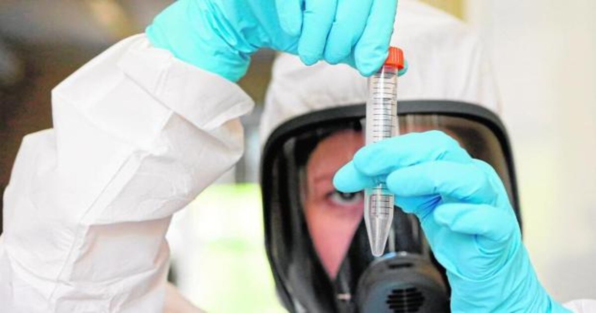 Un científico trabaja en la producción de la nueva vacuna para luchar contra el COVID-19 en Moscú