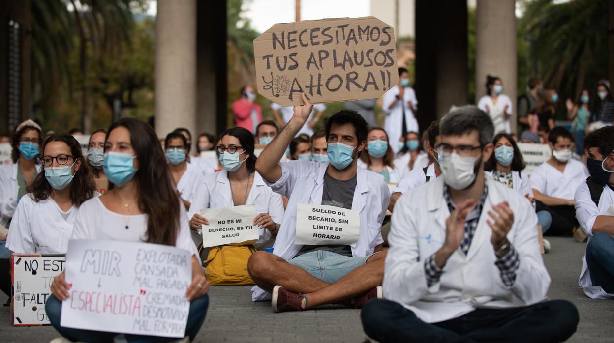 Protestas de médicos MIR en Barcelona/ Madrid no encuentra médicos para contratar