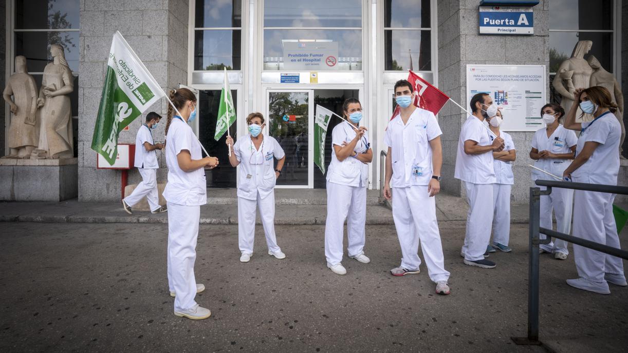 Concentración de sanitarios, médicos y enfermeros, en las puertas del Hospital Clínico San Carlos