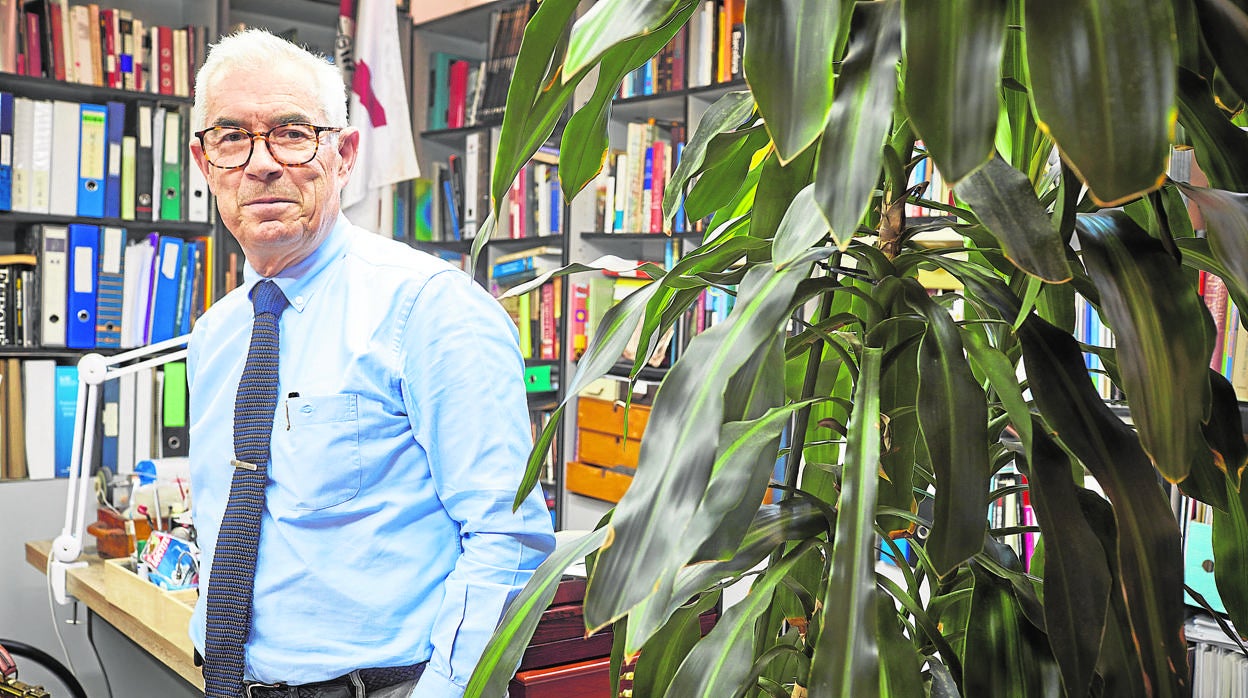 Emilio Boza posa en su domicilio para una entrevista concedida a ABC el pasado mes de junio