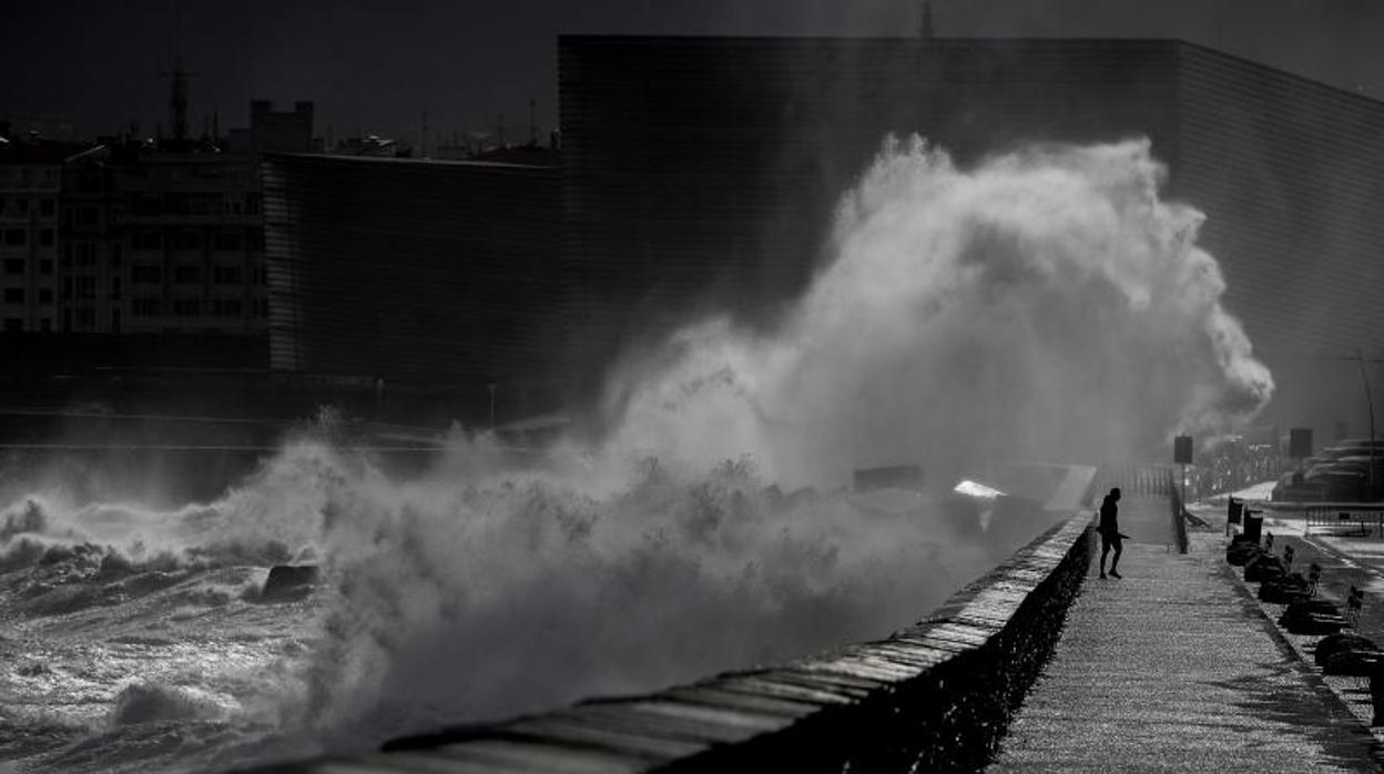 Vista de una ola rompiendo en el Paseo Nuevo de San Sebastián