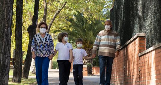 María del Carmen pasea junto a su marido Jesús y dos de sus nietos
