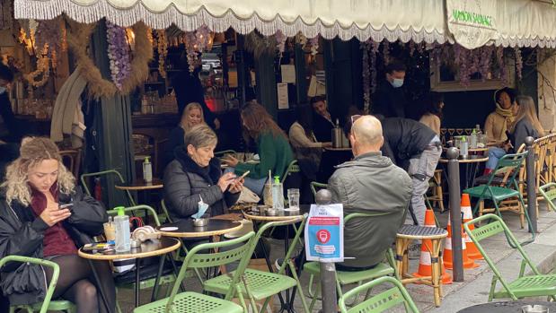 Cafés y restaurantes parisinos aplican con poco rigor la alerta máxima