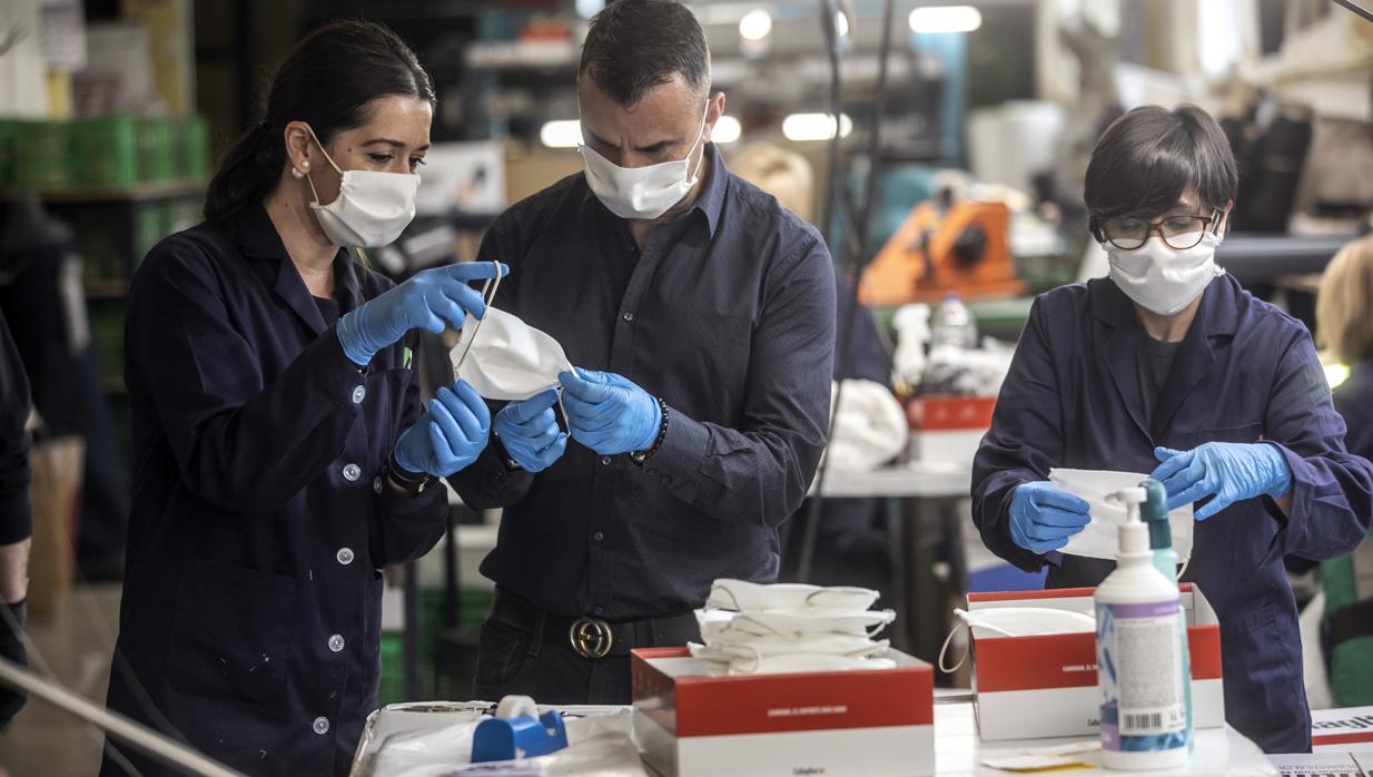 Una empresa en Arnedo (La Rioja) donde trabajadores y trabajadoras del sector del calzado se reciclan para elaborar mascarillas y material de protección frente al Covid-19