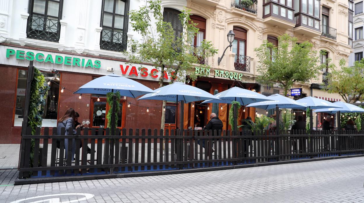 Clientes en un bar con terraza en Bilbao