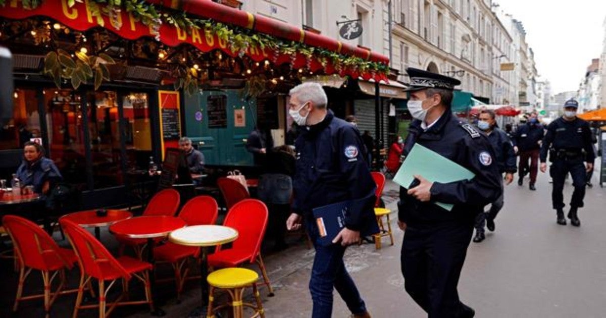 Gendarmes patrullan por las calles francesas para comprobar si se cumplen los protocolos de covid