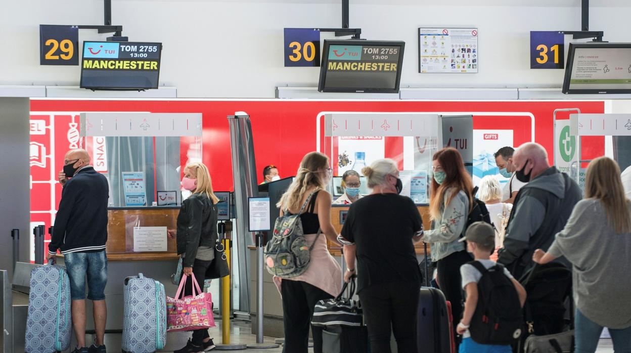 Pasajeros con destino a Manchester en la terminal 1 de salidas el aeropuerto César Manrique