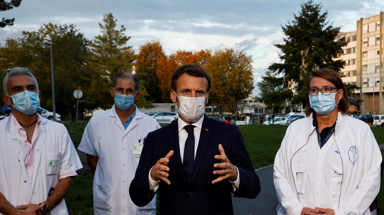 Emmanuel Macron durante la visita que realizó ayer al Hospital Rene Dubos en Pontoise, Val d'Oise