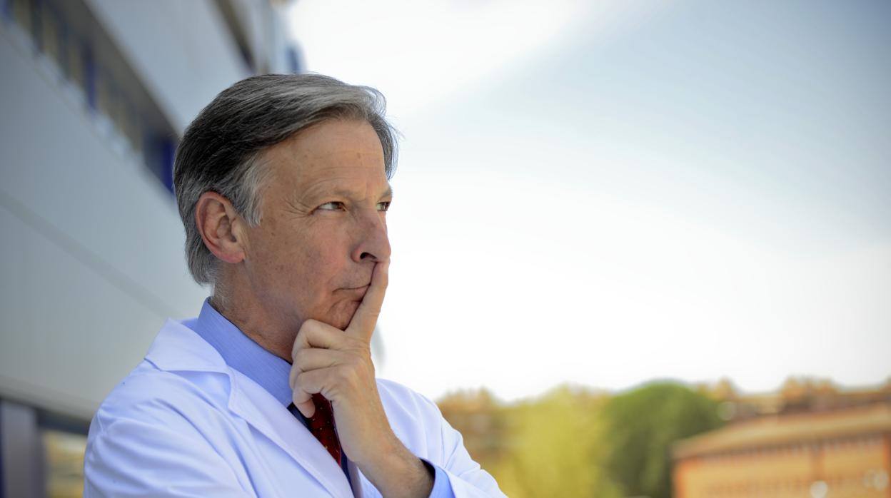 José Obeso es neurólogo, director del Centro Integral en Neurociencias HM CINAC. Compagina la investigación con el cuidado de pacientes con trastornos del movimiento, como el párkinson y las distonías