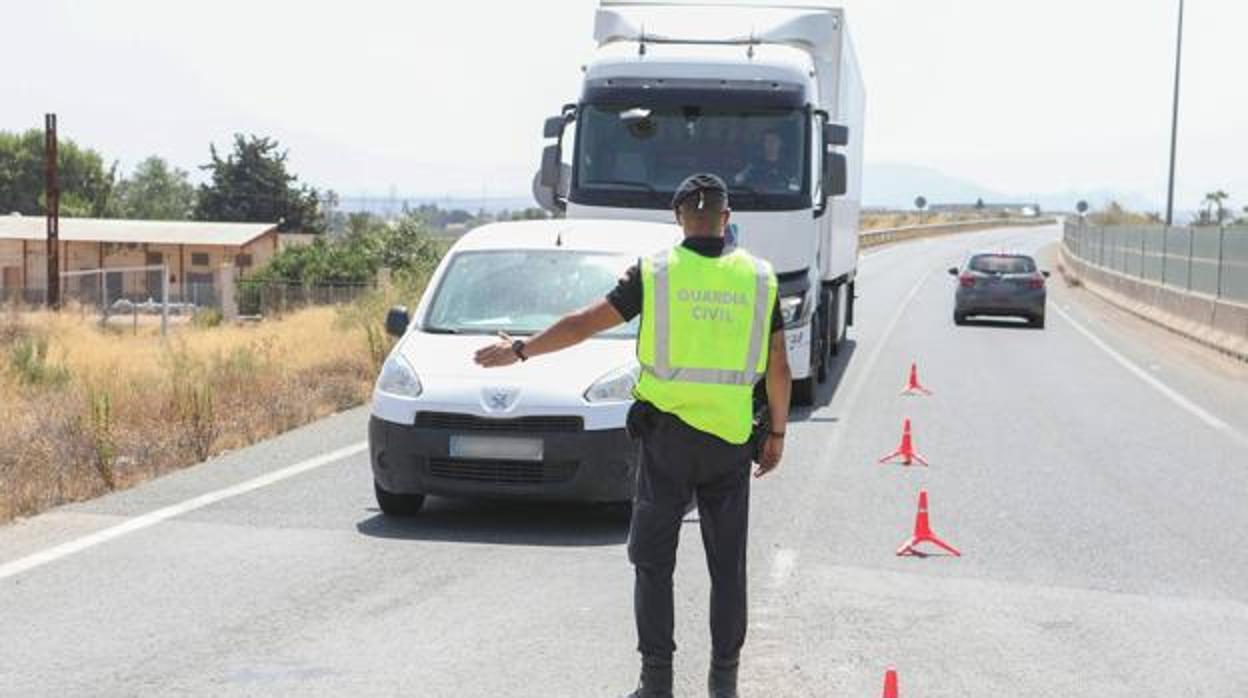 Un agente de la Guardia Civil, en un control en Totana