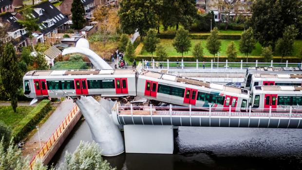 Una escultura de una ballena frena un accidente de tren en Países Bajos