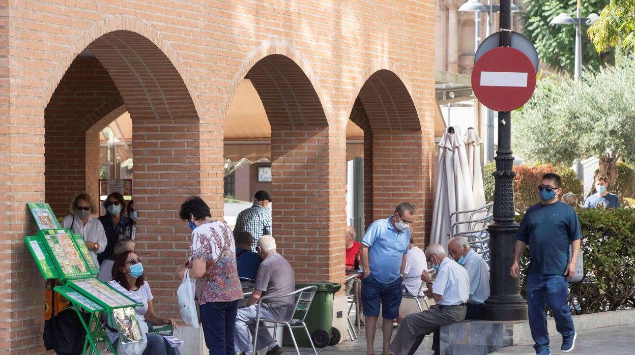 Vecinos de Totana, (Murcia), en la plaza de la balsa vieja