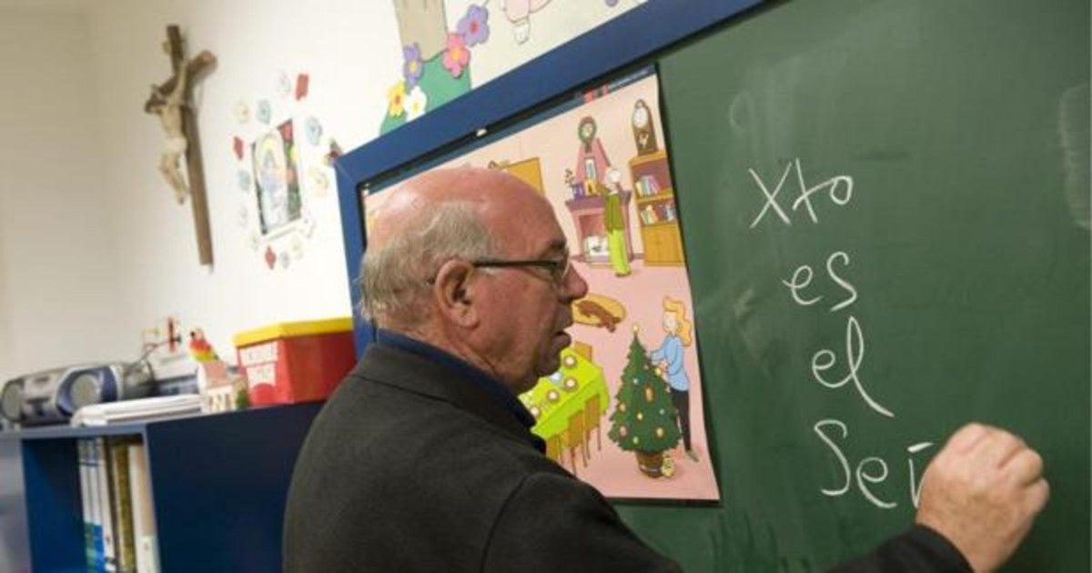 Un profesor imparte la asignatura de Religión en un colegio