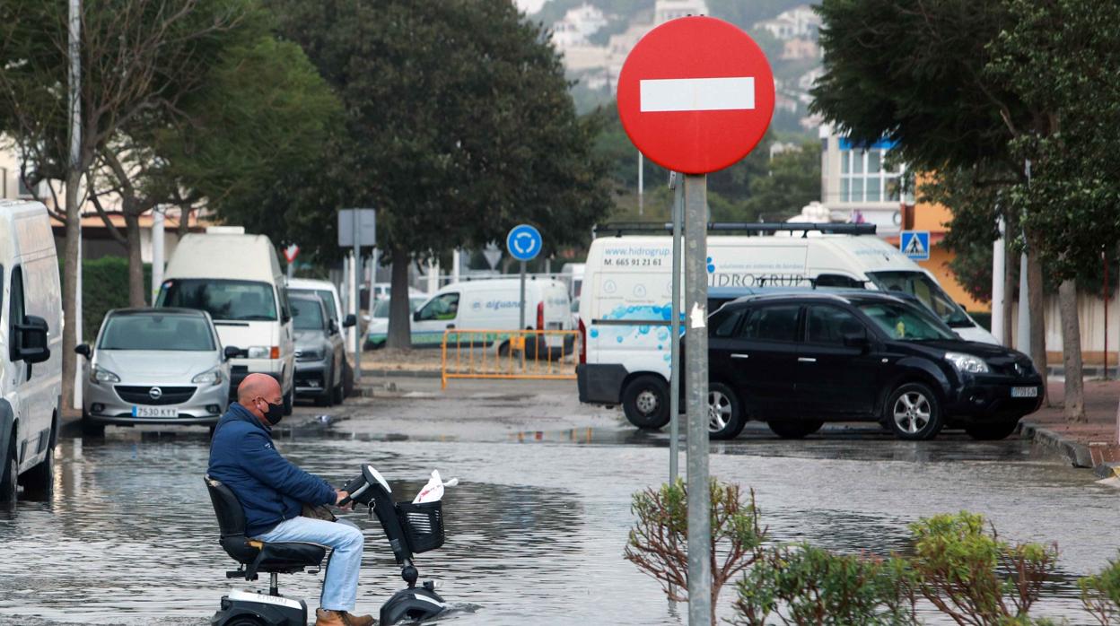 Imagen de un calle junto al paseo marítimo de Jávea (Alicante)