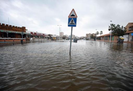 Imagen de un calle junto al paseo marítimo de Jávea (Alicante)