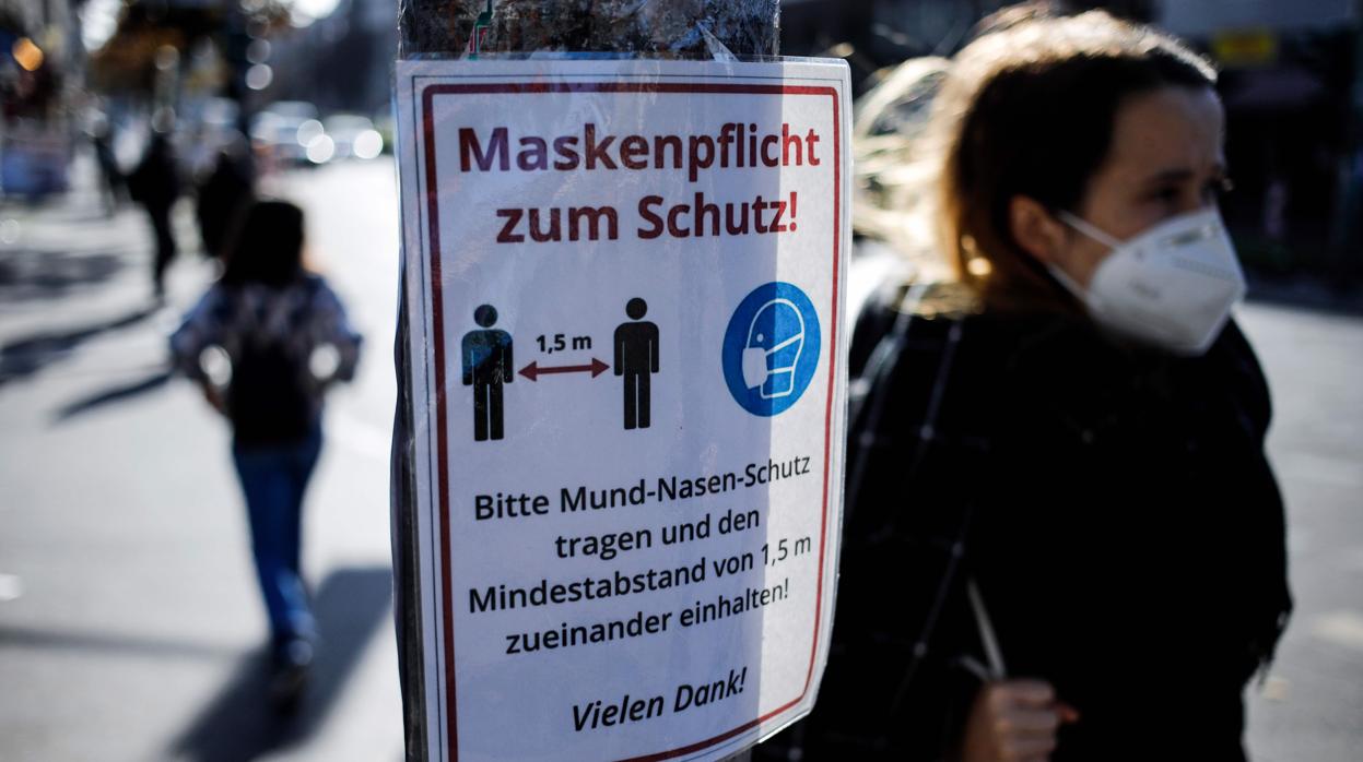 Carteles en el distrito berlinés de Kreuzberg piden respetar la distancia