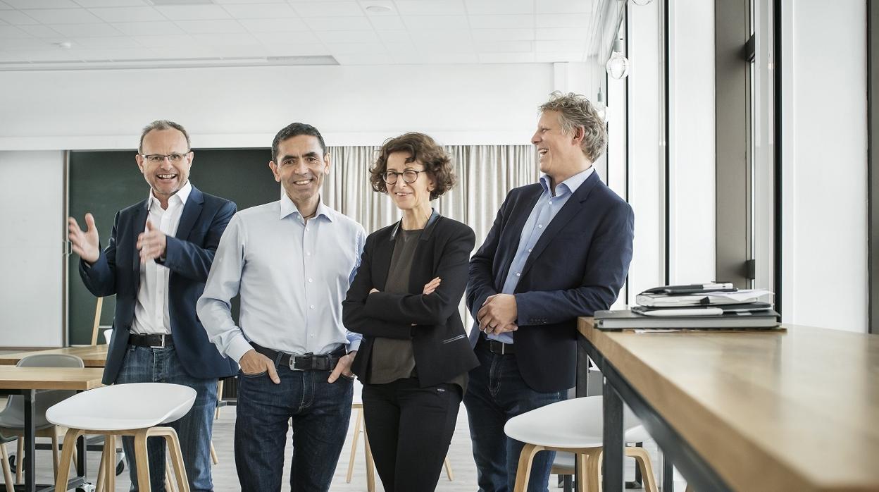 El matrimonio turco, junto a otros miembros de BioNTech