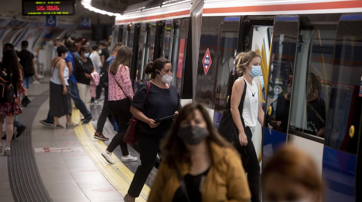 Hora punta en la estación de Sol en el Metro de Madrid