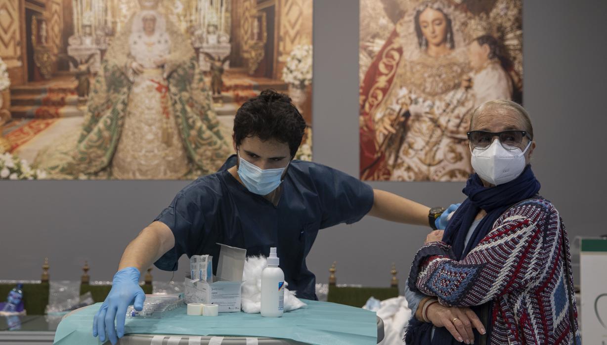 La Hermandad de la Macarena colabora con el Servicio Andaluz de Salud en la campaña de vacunación contra la gripe