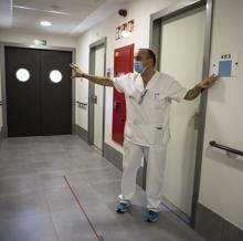 El director del centro, Andrés, comenta a ABC el aislamiento por zonas