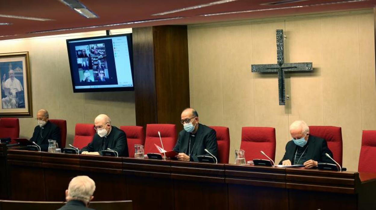 Monseñor Juan José Omella (el segundo por la drcha.) en la úlitma reunión de la Comisión Permanente