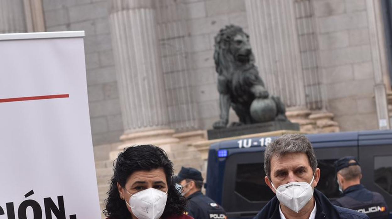 Ana Losada y José Domingo, esta mañana, frente al Congreso de los diputados