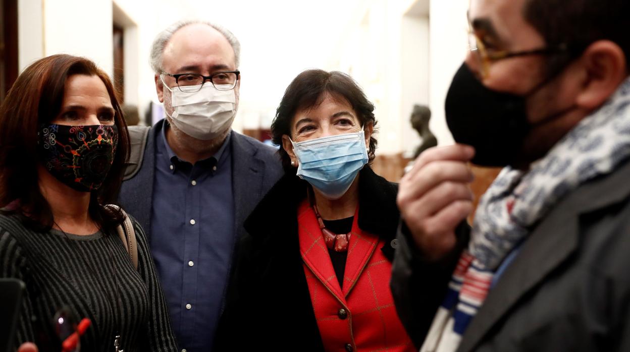 La ministra de Educación, Isabel Celaá (c) junto a la diputada socialista, María Luz Martínez (i) tras el debate en del Congreso este jueves de los puntos más polémicos sobre la ley de educación