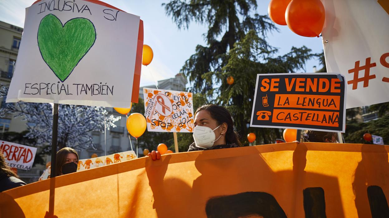 Sigue en vídeo la manifestación en Madrid contra la «ley Celaá»