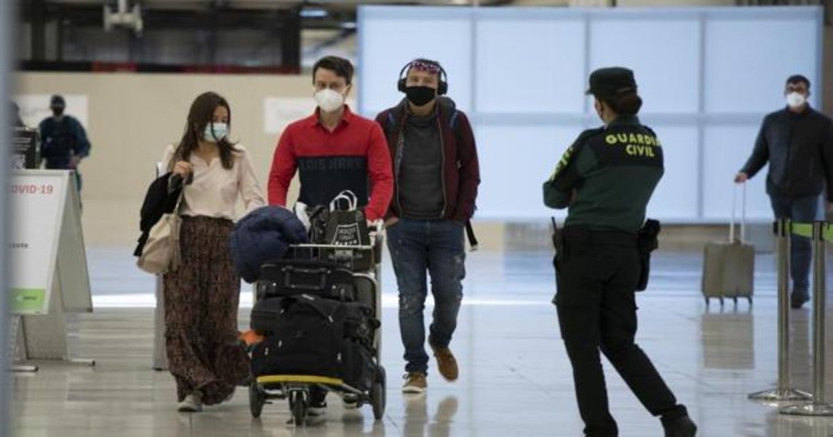 La Guardia Civil controla la llegada de turistas en la Terminal 4 de Barajas