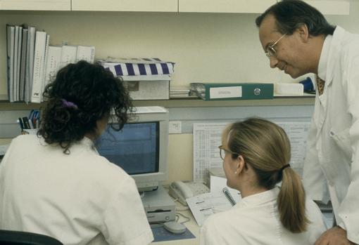 Dr. Clotet con dos investigadoras en El Instituto de Investigación del Sida IrsiCaixa