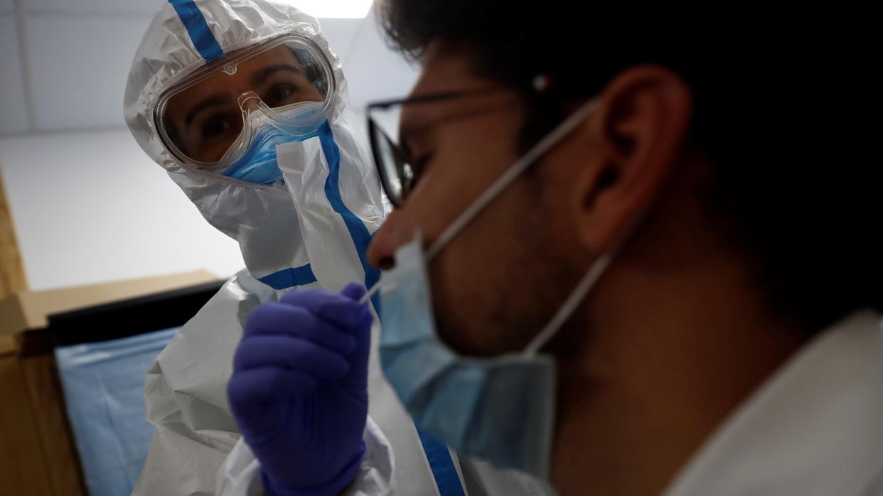 Un sanitario realiza la prueba para detectar el Covid-19