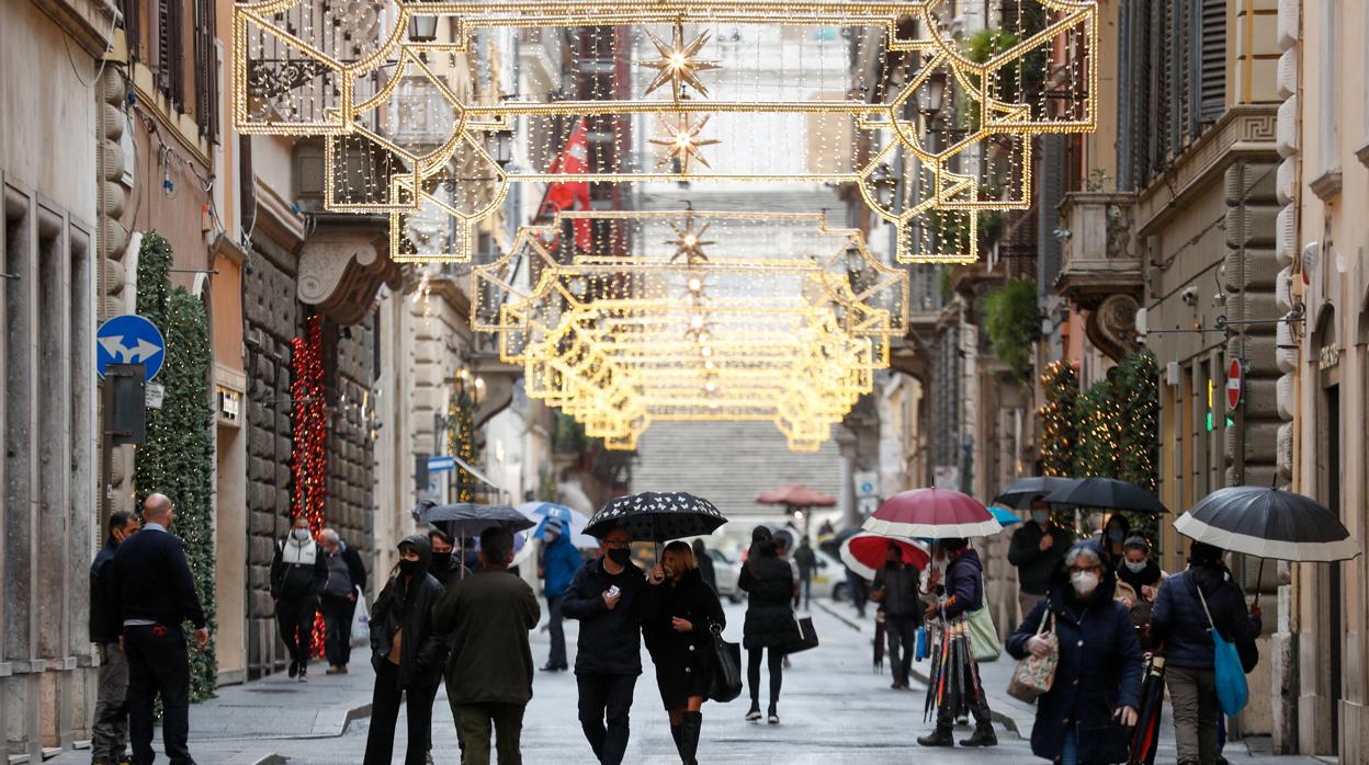 Imagen reciente de las calles de Roma, ya decoradas por Navidad