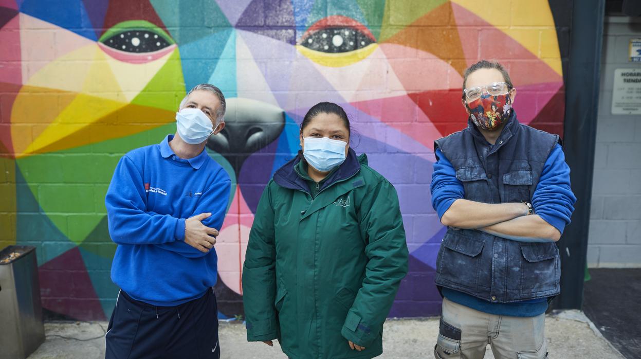 Fernando, Estefany y Luismi posan en la Fundación A la Par, en Madrid, donde trabajan