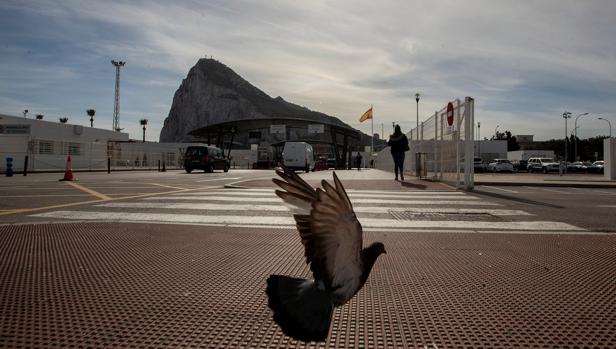 Los transfronterizos en Gibraltar, los primeros españoles en vacunarse