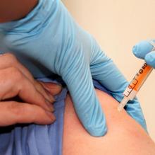 Reino Unido se prepara para empezar a vacunar a la población aunque teme el desabastecimiento de dosis